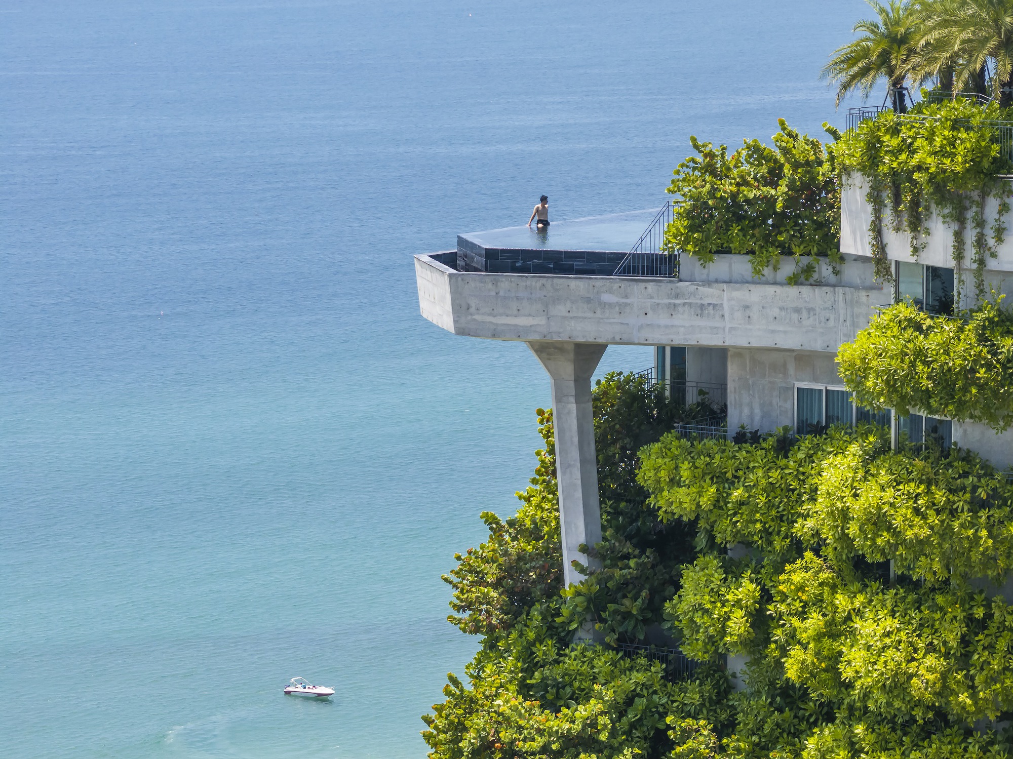 The cantilevered rooftop infinity pool jutting out over the sea